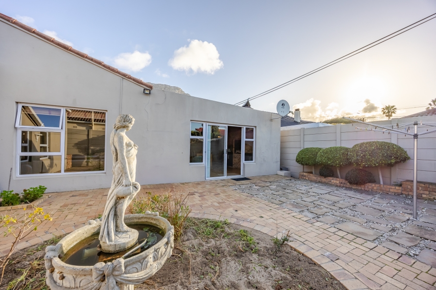3 Bedroom Property for Sale in Lakeside Western Cape